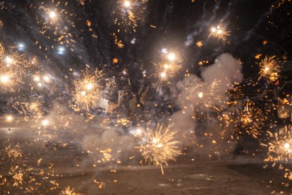 Agentes son atacados con fuegos artificiales por los vándalos