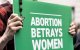 Un cartel que dice "el aborto traiciona a las mujeres" en inglés, durante una marcha antiaborto en Dublín en 2024.