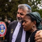 Un rabino consolando a gente en el lugar del ataque contra judíos en Boulder